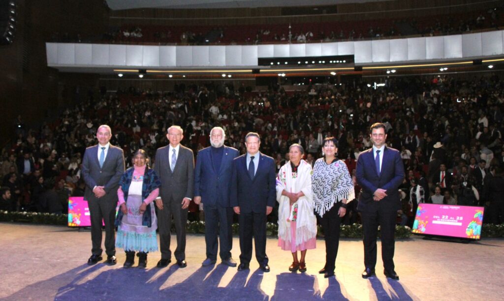 El Gobernador de Hidalgo Julio Menchaca Salazar encabezó el acto inaugural del Tianguis de Pueblos Mágicos en Pachuca