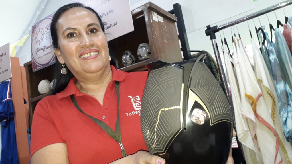 LA PASIÓN Y EL ORGULLO INSPIRAN A LA MAESTRA LILA SILVEIRA SANDOVAL PARA CREAR OBRAS DE ARTE ARTESANALES DE MATA ORTIZ