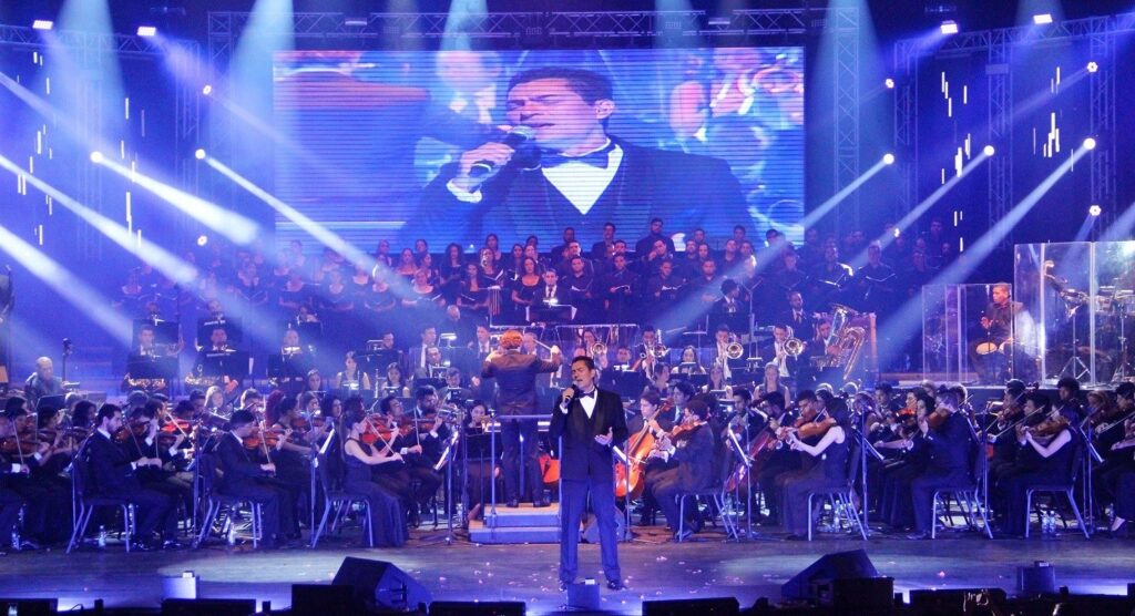 EL COLOSO DE REFORMA CDMX ESTÁ LISTO PARA RECIBIR EL ESPÍRITU DEL ICÓNICO SALSERO HÉCTOR LAVOE QUE REGRESA EN CLAVE SINFÓNICA